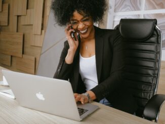 Dame sidder på arbejdet i nyt tøj