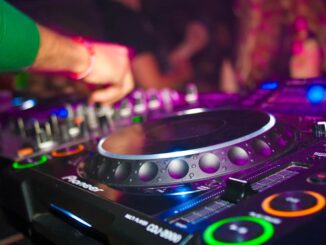Dj drejer på knapperne