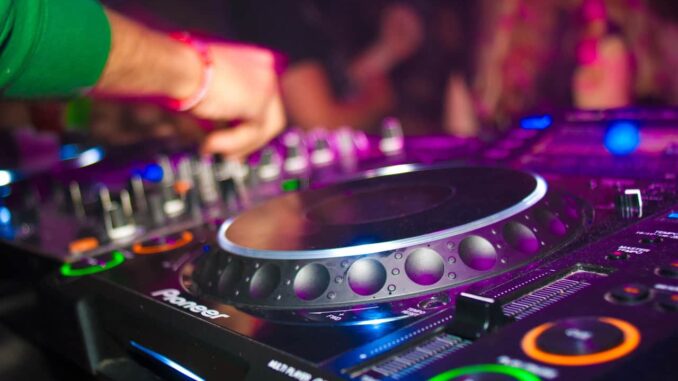 Dj drejer på knapperne Dj drejer på knapperne