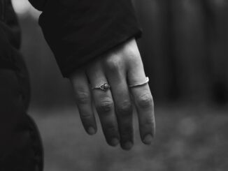 Hånd med georg jensen ringe