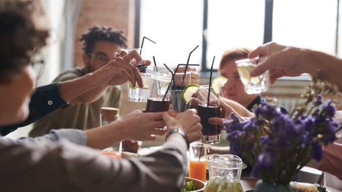Julefrokost med firmaet hvor alle drikker alkohol Julefrokost med firmaet hvor alle drikker alkohol