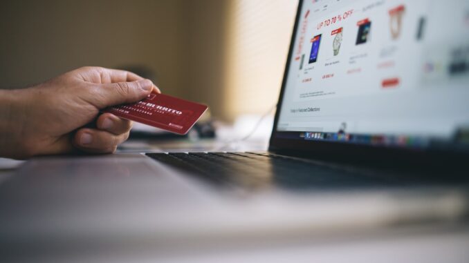 Person bruger penge på nettet Person bruger penge på nettet