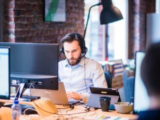 Person har headset til telefonopkald på