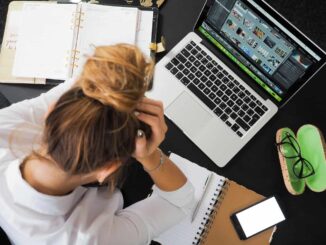 Stresset dame på arbejde