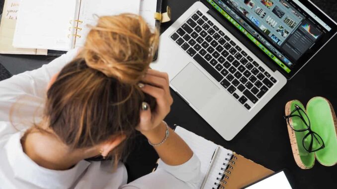 Stresset dame på arbejde Stresset dame på arbejde