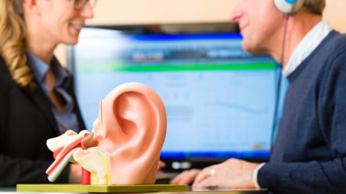 Deaf man makes a hearing test Høreapparat